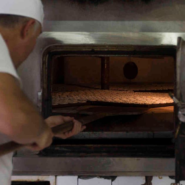 Panadería Rabanillo especialista poniendo pan en el horno