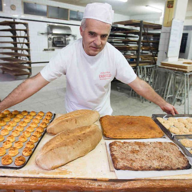 Panadería Rabanillo especialista mostrando variedad de panes