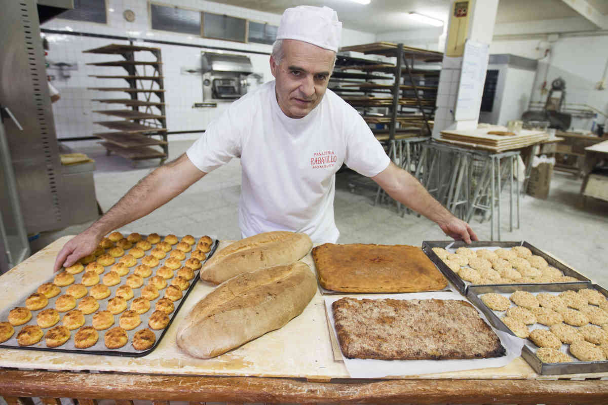 Panadería Rabanillo especialista mostrando variedad de panes