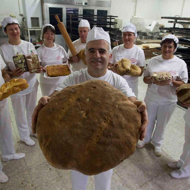 Panadería Rabanillo especialistas mostrando panes