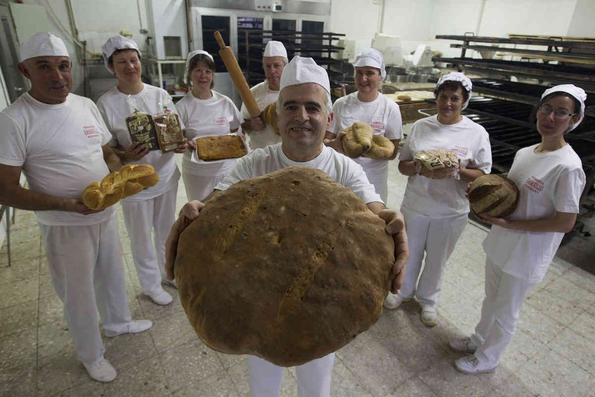 Panadería Rabanillo especialistas mostrando variedad de panes