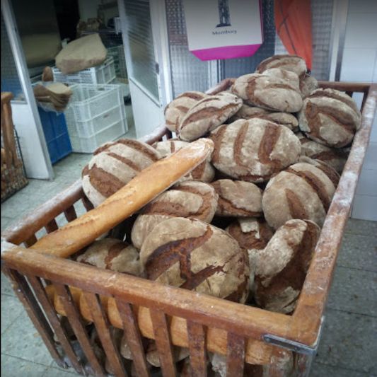 Panadería Rabanillo panes en una canasta