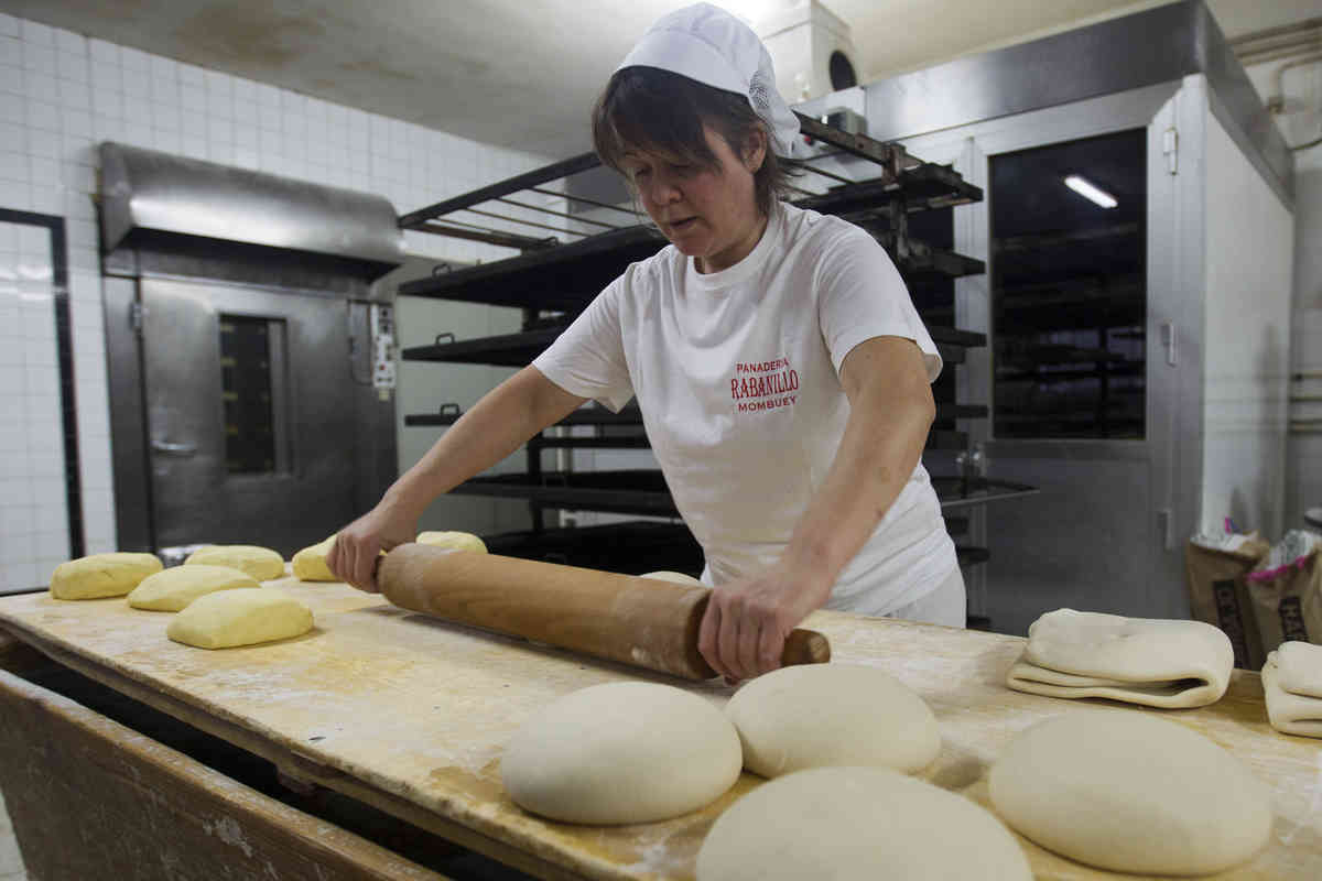 Panadería Rabanillo especialista preparando panes
